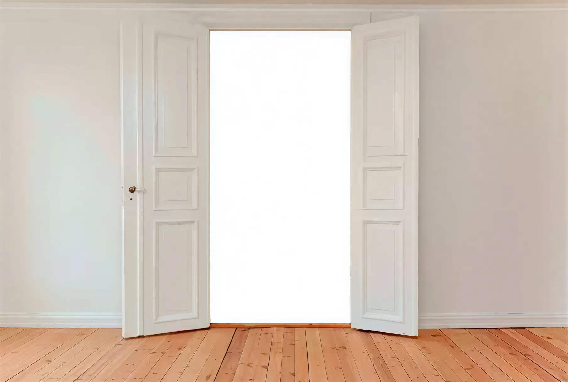 Los Pintores Toledo lacando puerta interior en blanco con acabado profesional