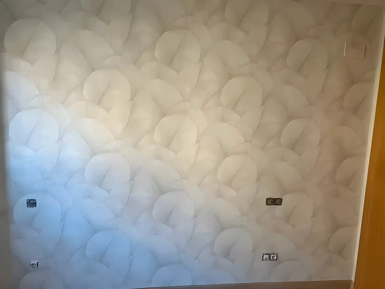 Los Pintores Toledo aplicando papel pintado de textura clara en salón reformado