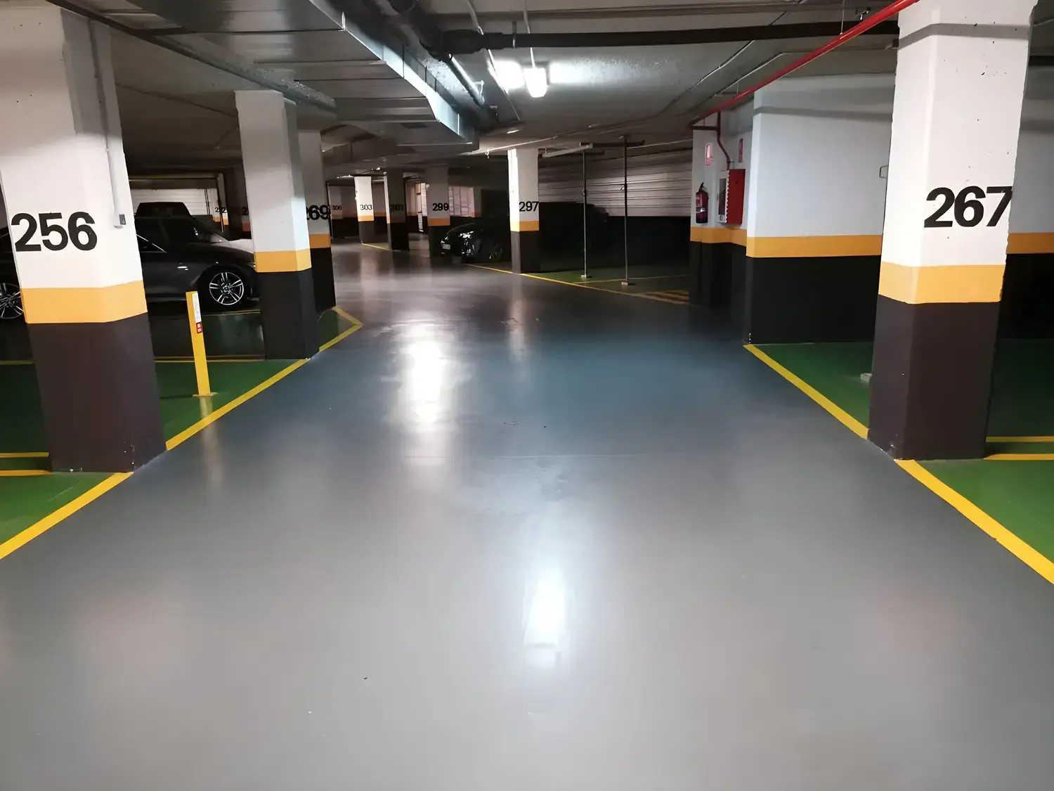 Garaje comunitario pintado y señalizado por Los Pintores Toledo
