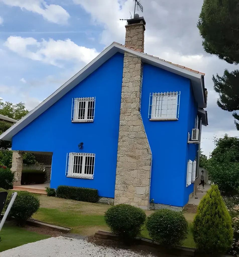 Los Pintores Toledo pintando fachada de casa unifamiliar en color azul intenso