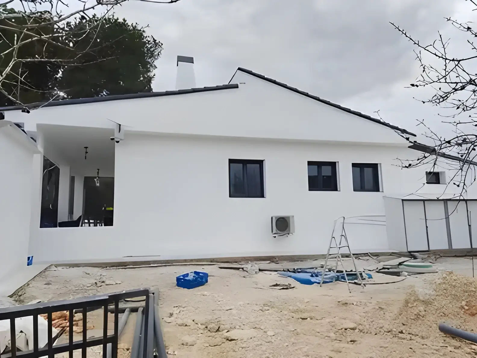 Los Pintores Toledo Fachada de chalet blanco recién pintada con acabado profesional