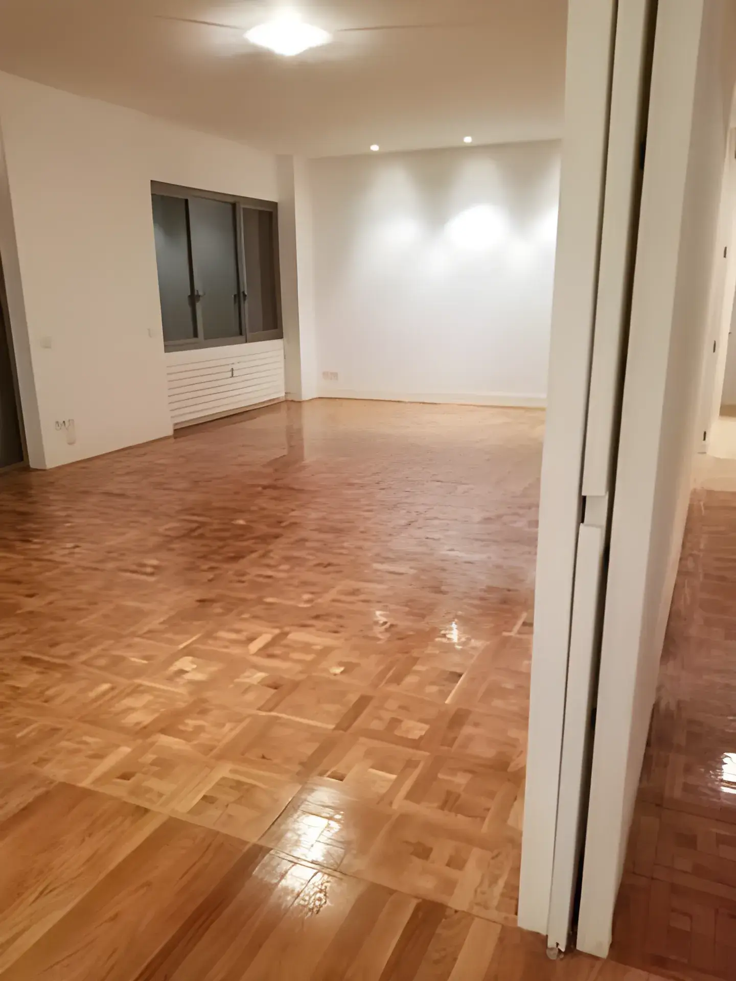 Salón amplio pintado en blanco por Los Pintores Toledo, acabado limpio y luminoso