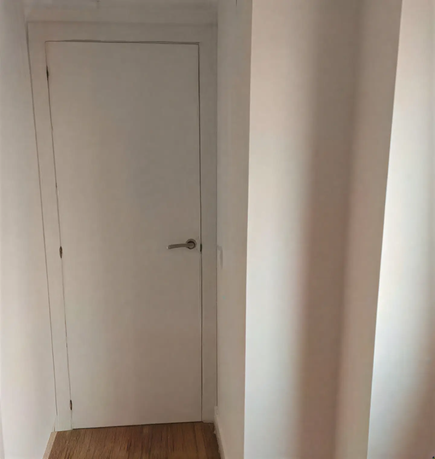 Puerta interior lacada en blanco en pasillo realizada por Los Pintores Toledo