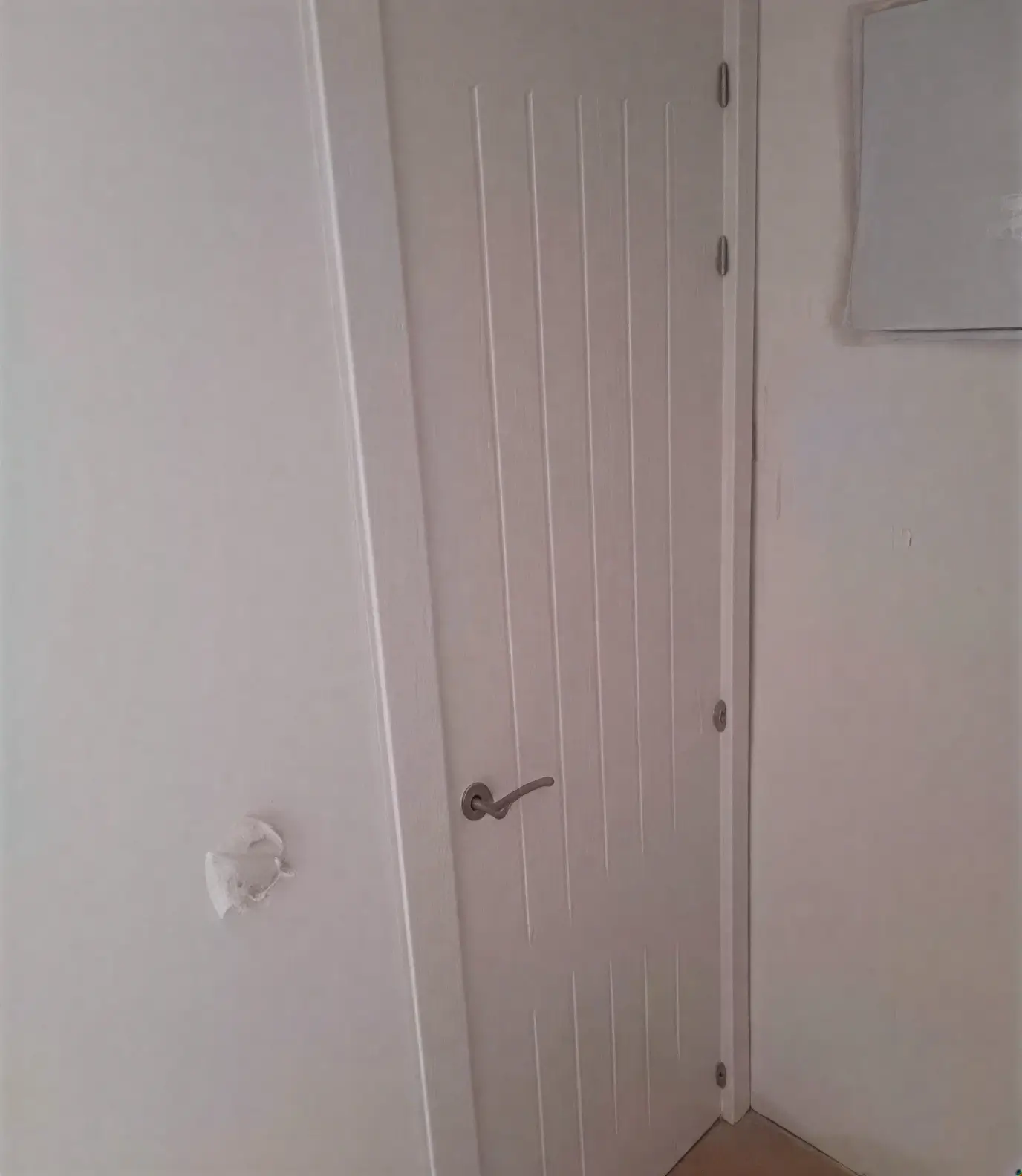 Puerta moderna con ranuras lacada en blanco por pintores profesionales en Toledo