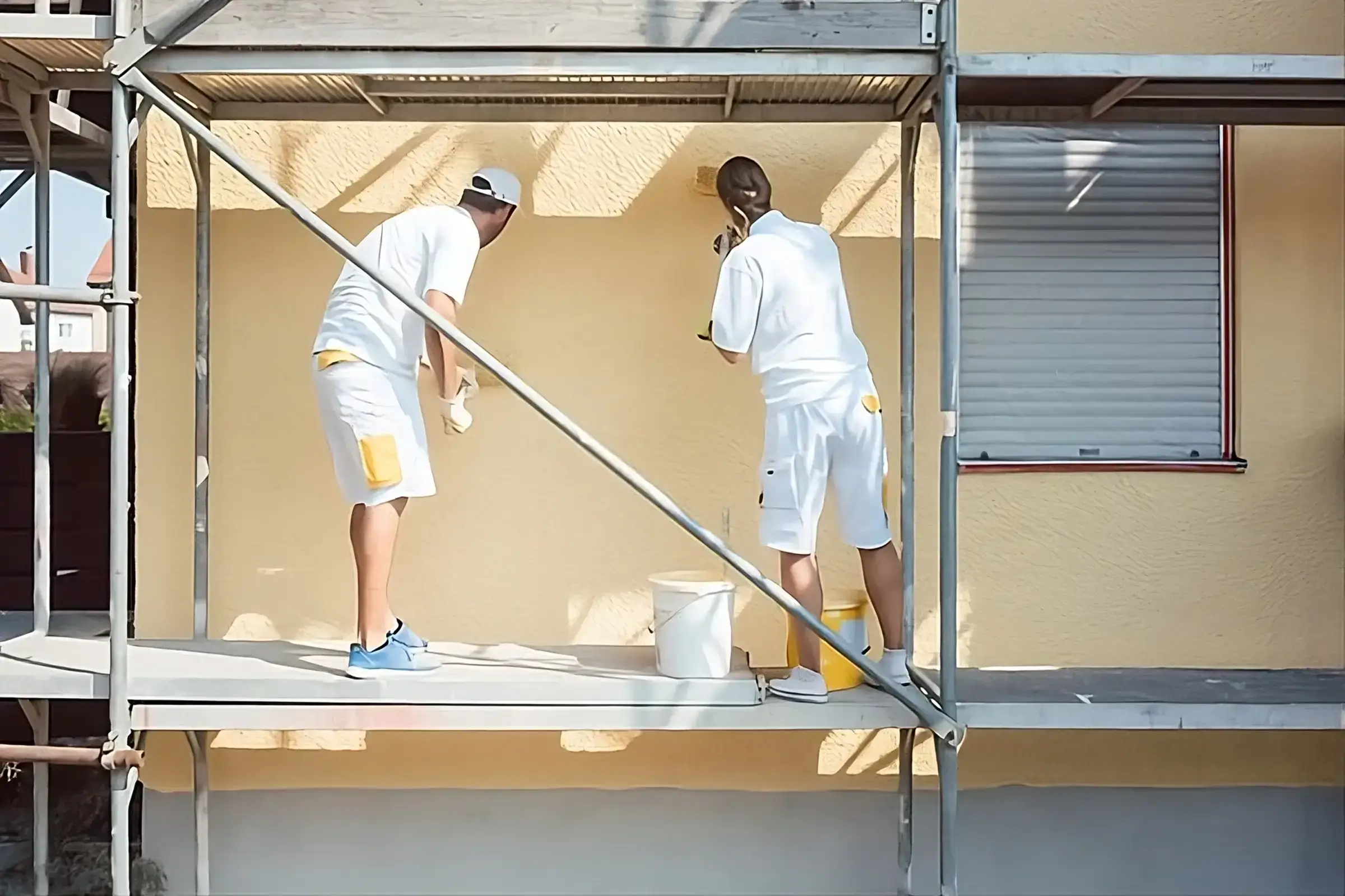 Los Pintores Toledo aplicando pintura exterior de alta calidad en fachada de vivienda